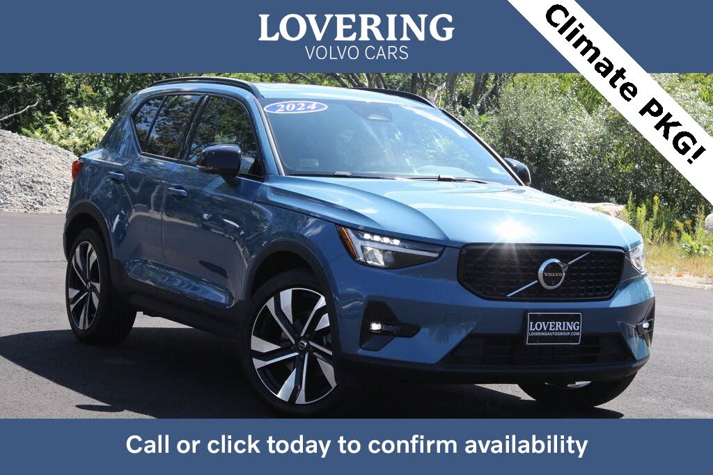 2024 Volvo XC40 B5 Plus Dark Theme AWD