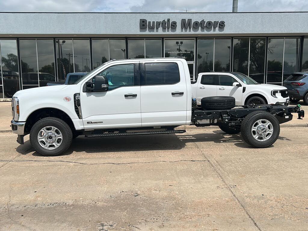 2026 Ford F-350 Super Duty Chassis XLT Crew Cab 4WD