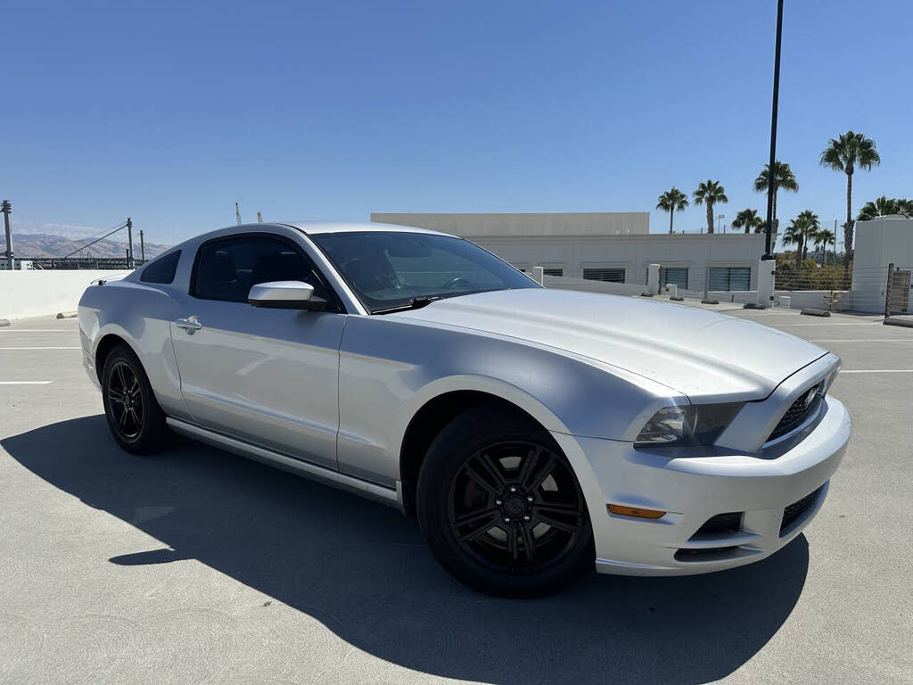 2013 Ford Mustang V6 Premium Coupe RWD