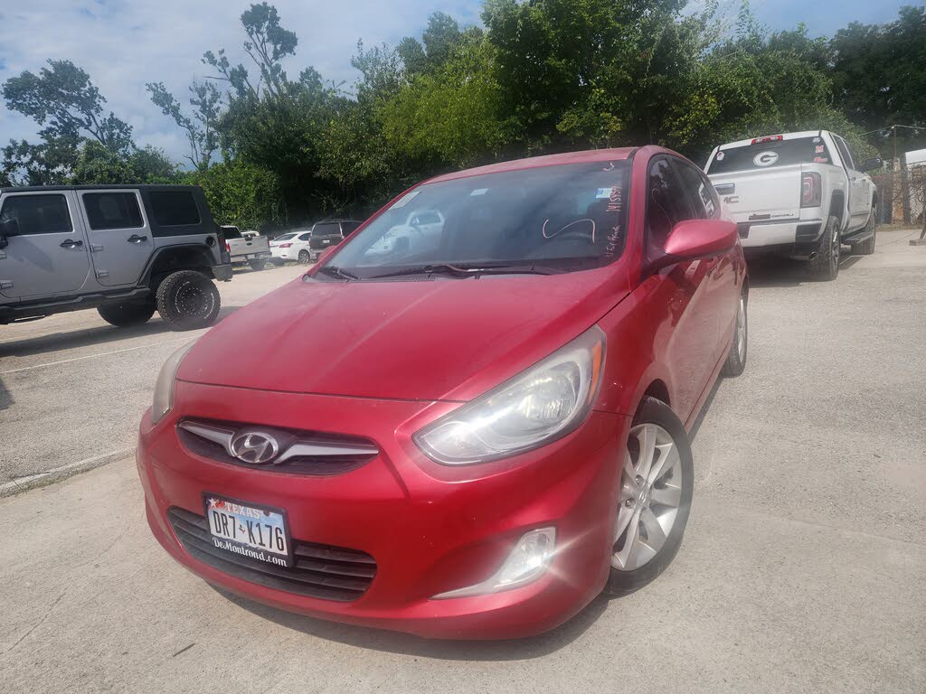 2012 Hyundai Accent SE 4-Door Hatchback FWD