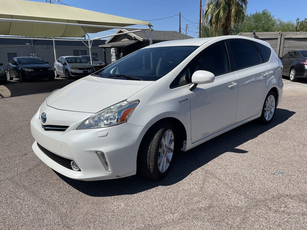 2014 Toyota Prius v Three FWD
