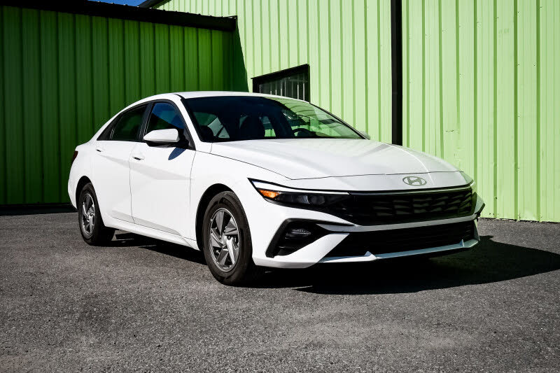 Hyundai Elantra Essential FWD 2025