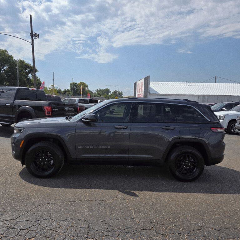 2022 Jeep Grand Cherokee Laredo RWD