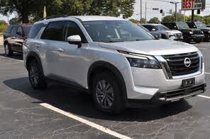 Nissan Pathfinder SV 4WD