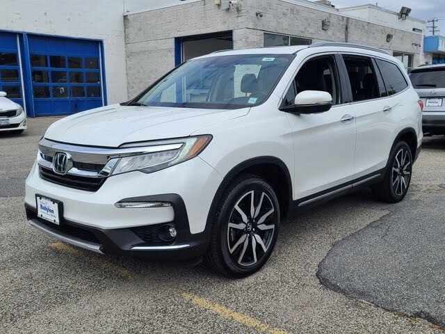 2022 Honda Pilot Touring AWD with Rear Captain's Chairs