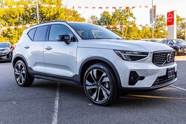 2024 Volvo XC40 B5 Plus Dark Theme AWD