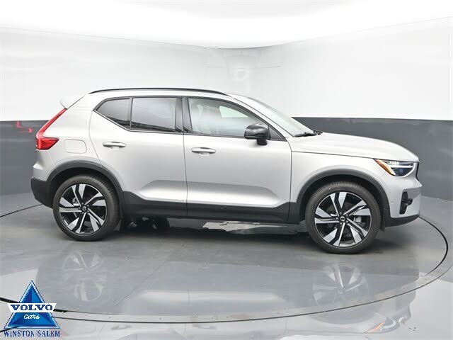 2024 Volvo XC40 B5 Plus Dark Theme AWD