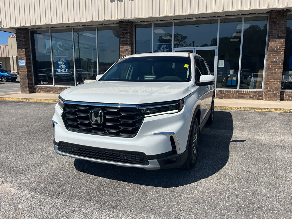 2024 Honda Pilot EX-L FWD with Captains Chairs