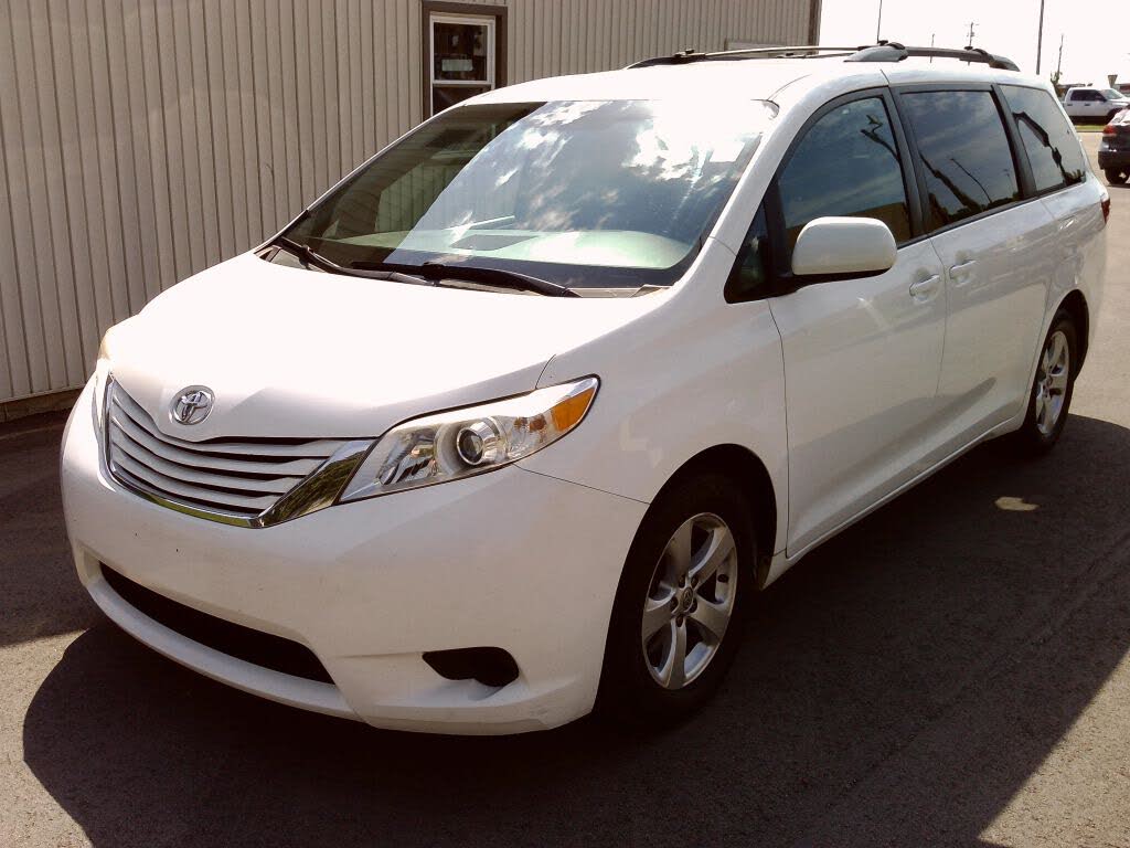 2016 Toyota Sienna XLE 7-Passenger Auto Access Seat