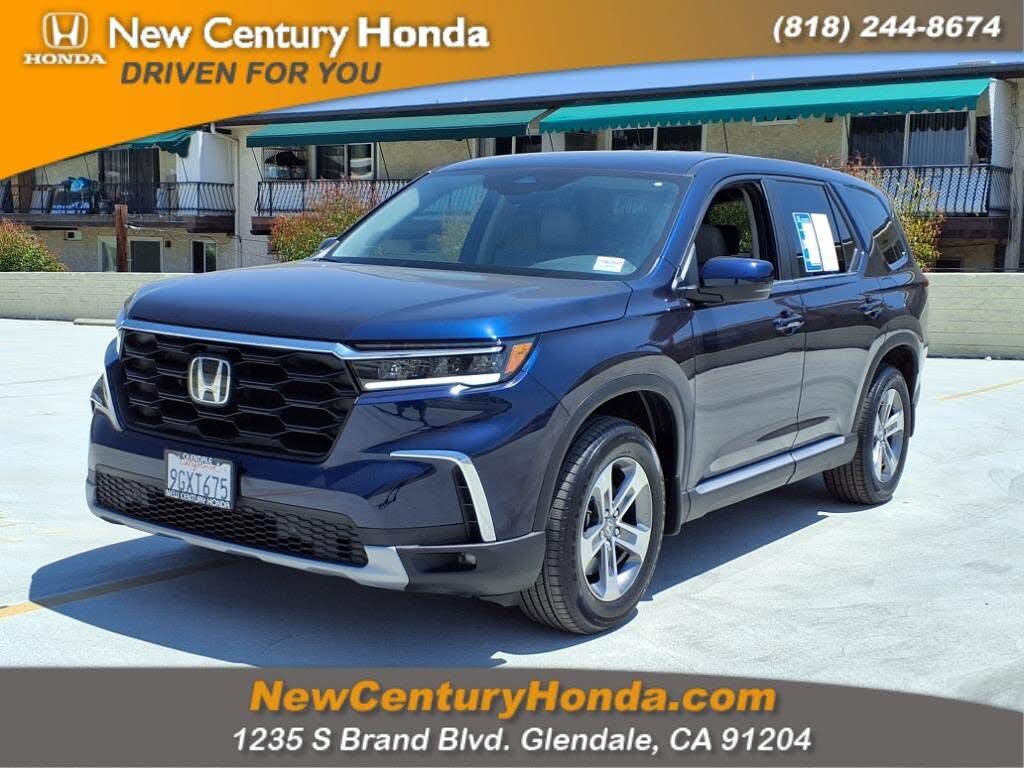 2023 Honda Pilot EX-L AWD with Captains Chairs