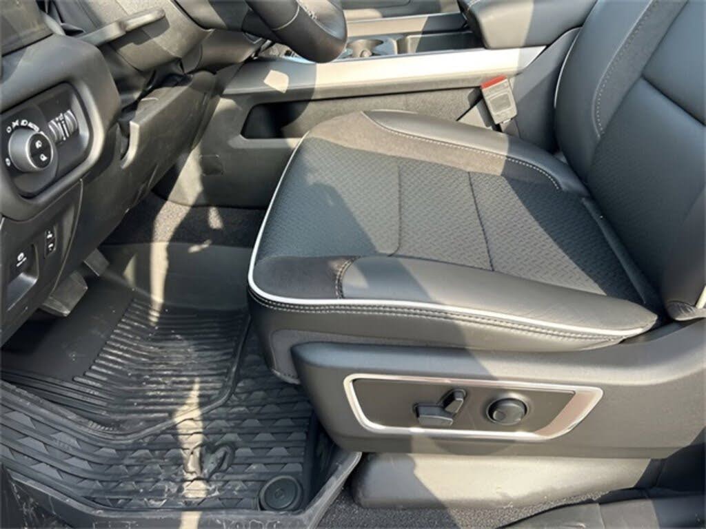 2025 RAM 1500 Laramie Crew Cab 4WD