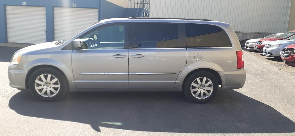 2013 Chrysler Town & Country Touring FWD