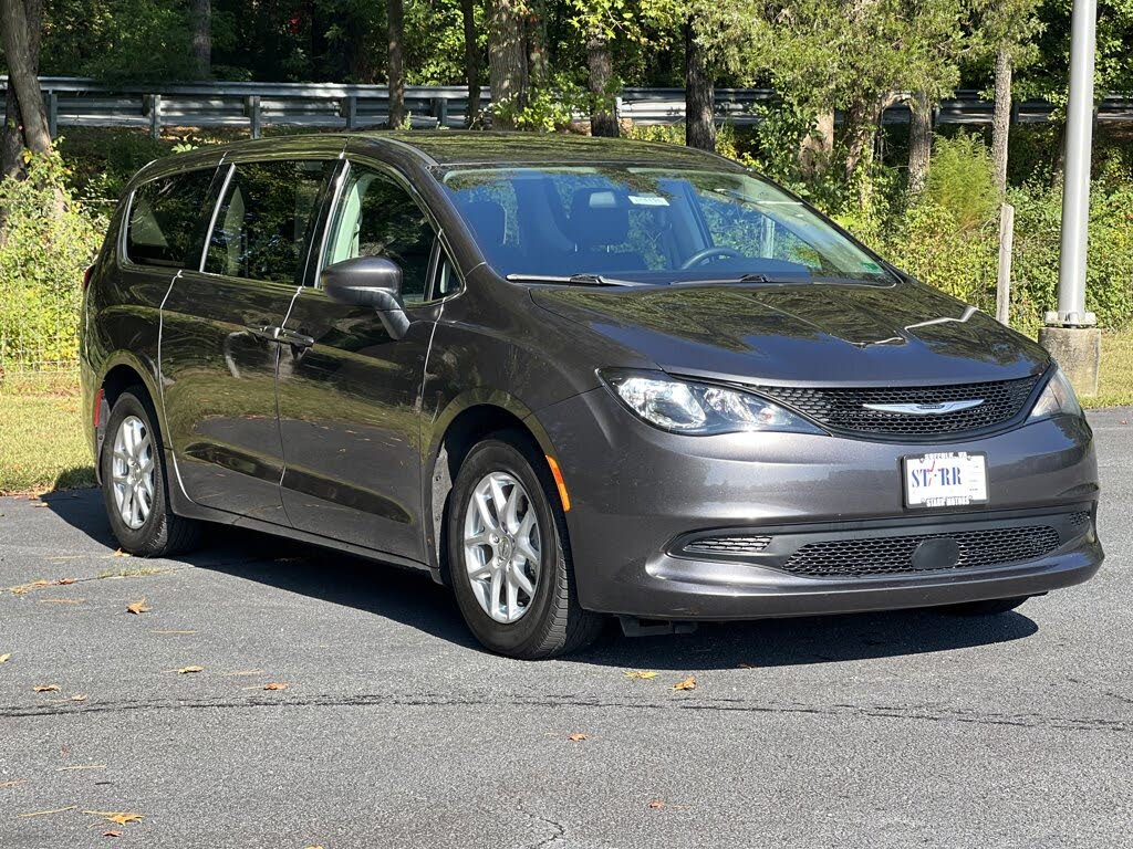 2022 Chrysler Voyager LX FWD