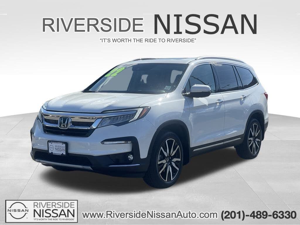 2022 Honda Pilot Touring AWD with Rear Captain's Chairs