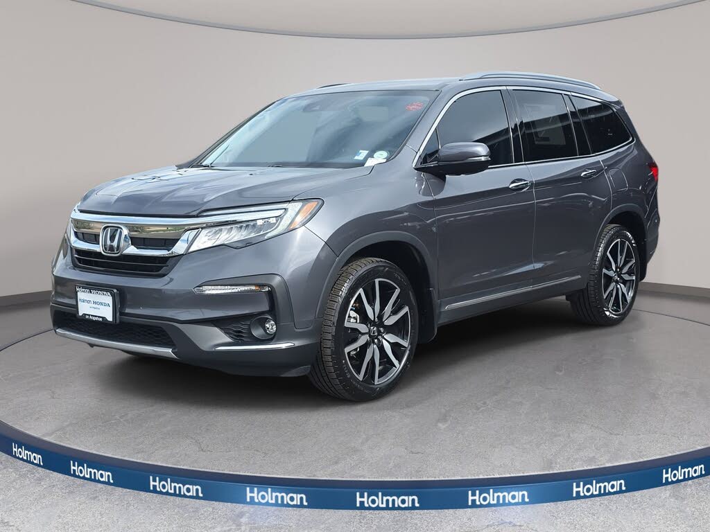2022 Honda Pilot Touring AWD with Rear Captain's Chairs