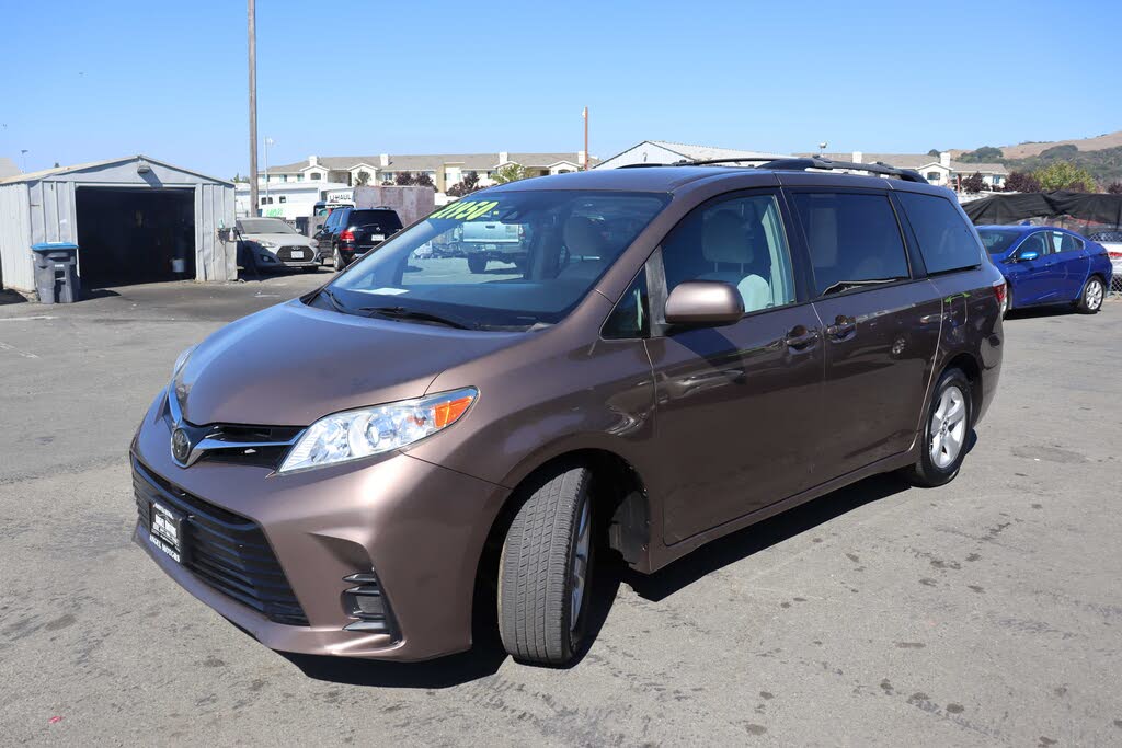 2019 Toyota Sienna LE 7-Passenger FWD with Auto-Access Seat