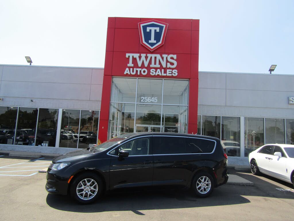 2022 Chrysler Voyager LX FWD