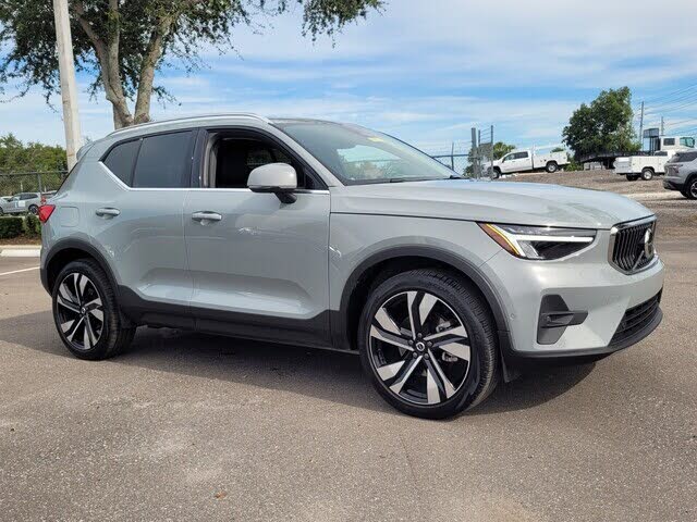2024 Volvo XC40 B5 Plus Bright Theme AWD
