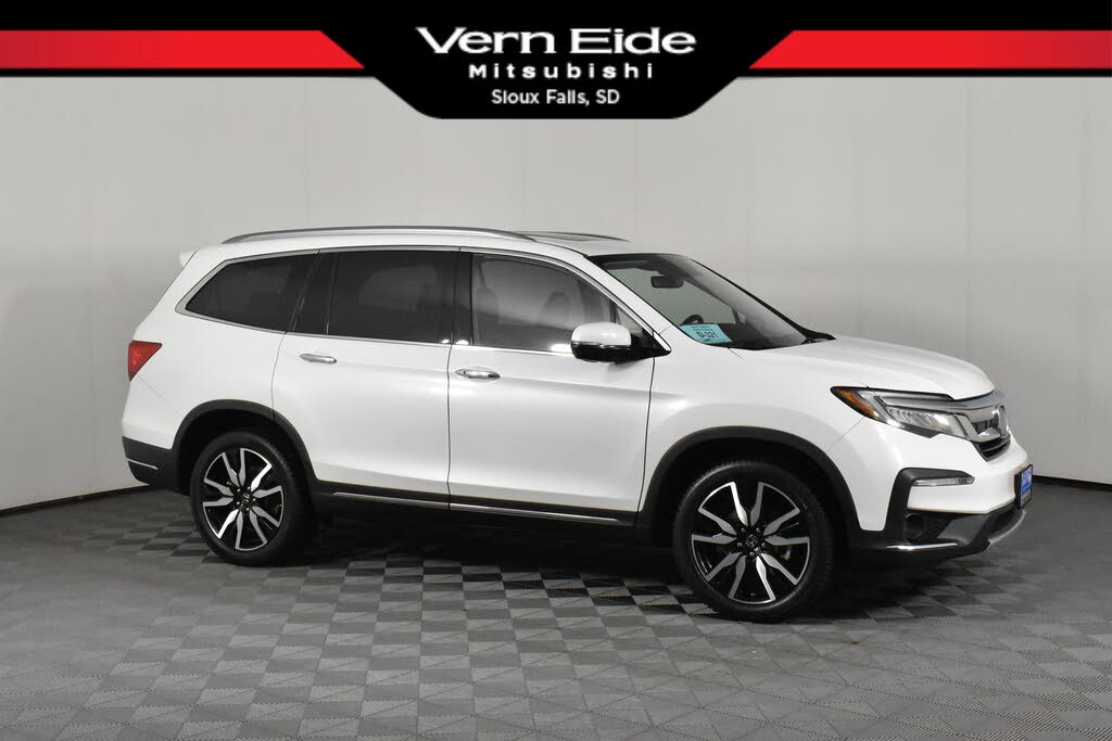 2022 Honda Pilot Touring AWD with Rear Captain's Chairs