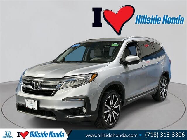 2022 Honda Pilot Touring AWD with Rear Captain's Chairs