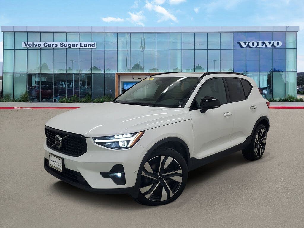 2025 Volvo XC40 B5 Ultra Dark Theme AWD