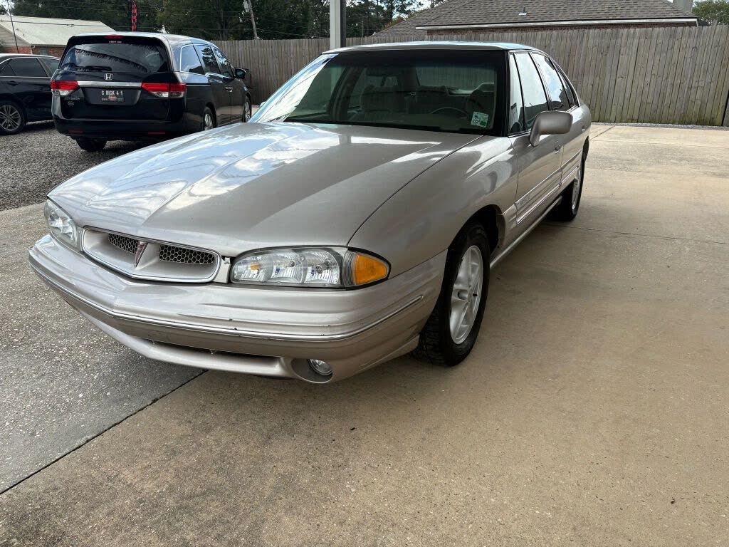 1998 Pontiac Bonneville 4 Dr SE Sedan