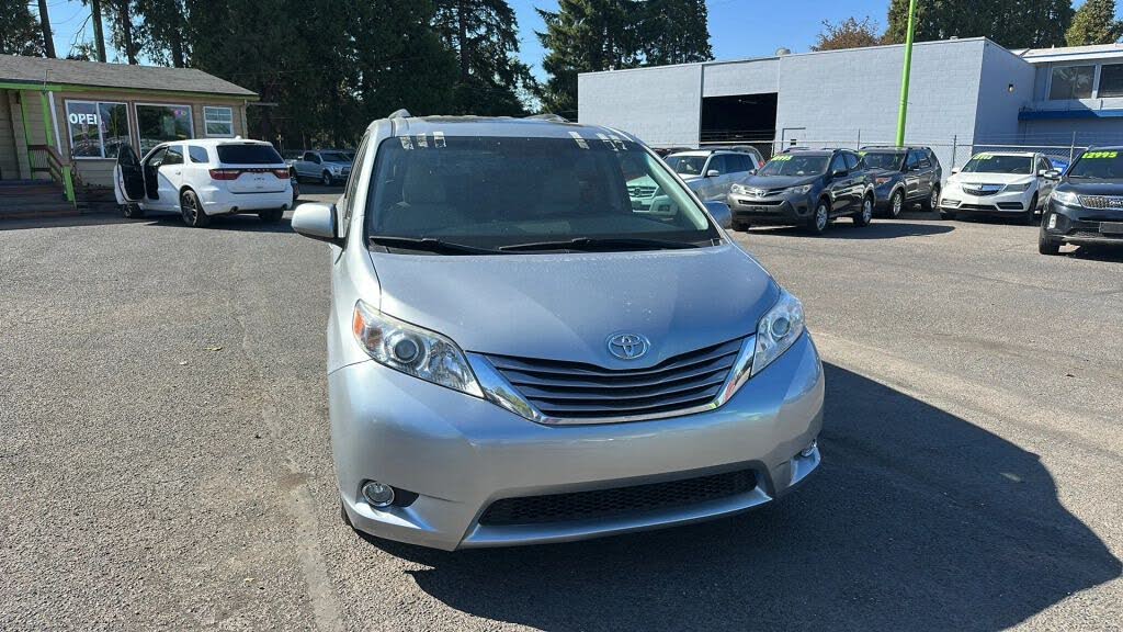 2017 Toyota Sienna XLE 7-Passenger Auto Access Seat FWD
