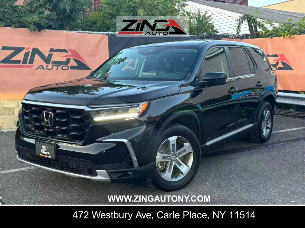 2023 Honda Pilot EX-L AWD with Captains Chairs