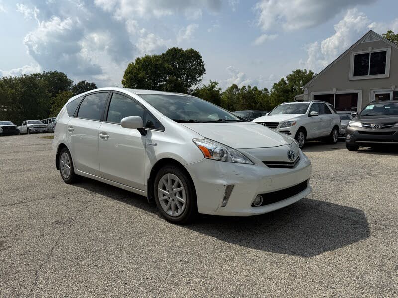 2014 Toyota Prius v Three FWD
