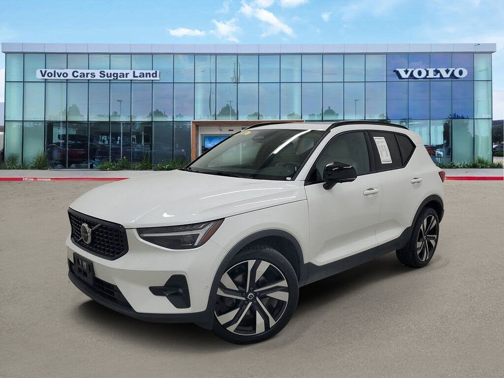 2025 Volvo XC40 B5 Ultra Dark Theme AWD