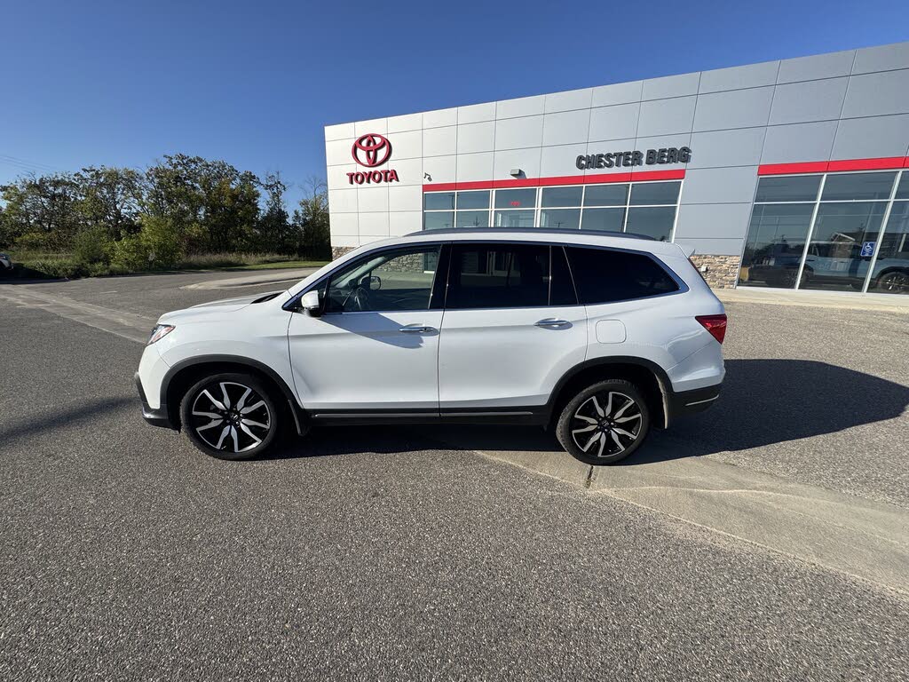 2022 Honda Pilot Touring AWD with Rear Captain's Chairs