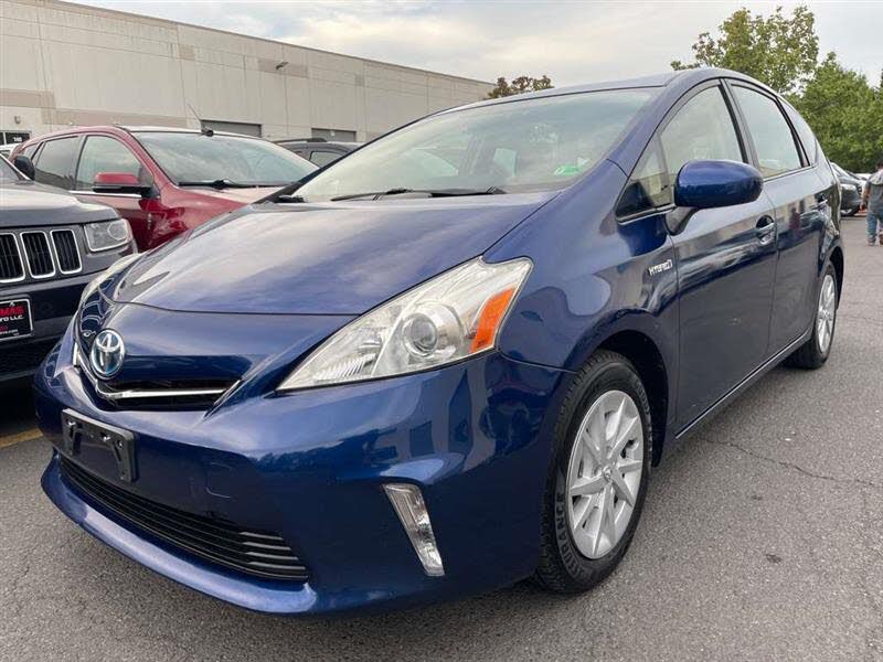 2014 Toyota Prius v Three FWD