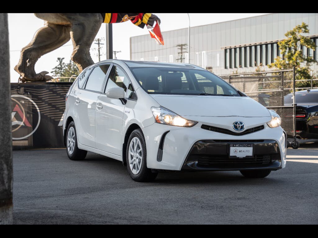 2017 Toyota Prius v FWD