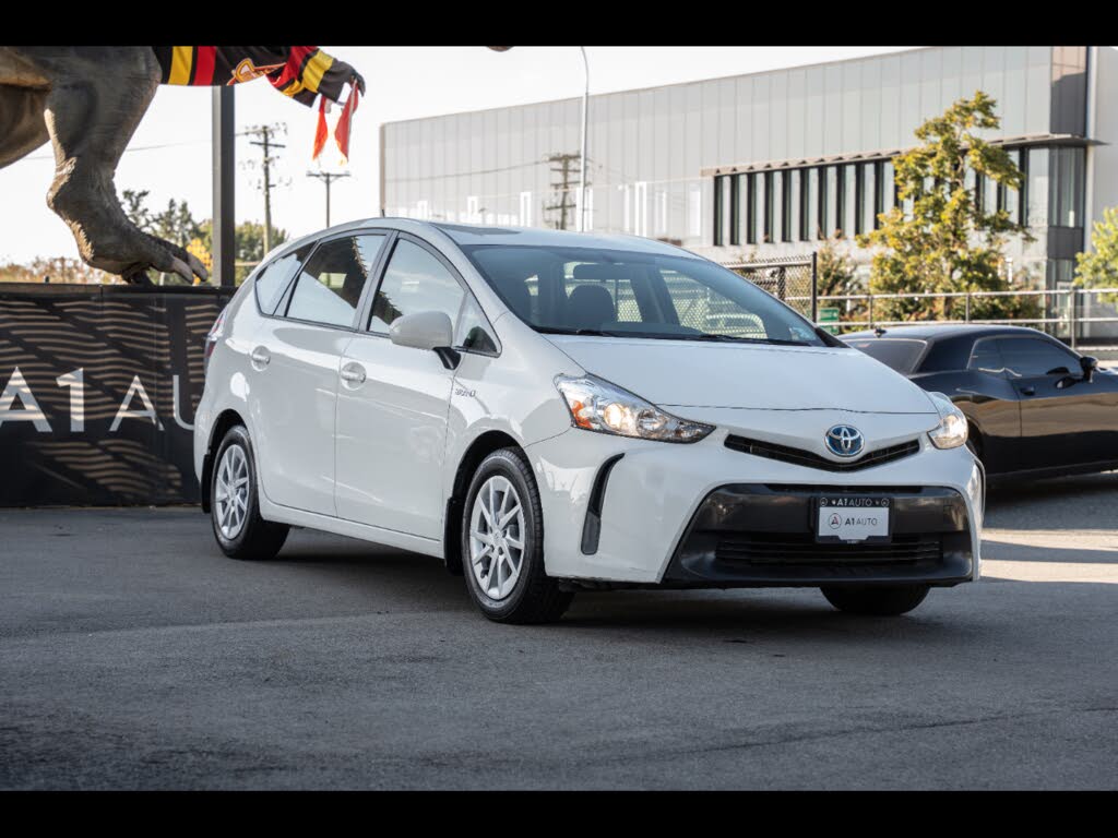 2017 Toyota Prius v FWD