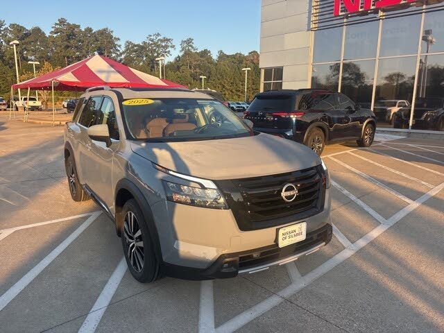 2025 Nissan Pathfinder Platinum FWD