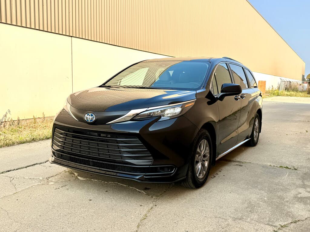 Toyota Sienna LE 8-Passenger AWD 2025