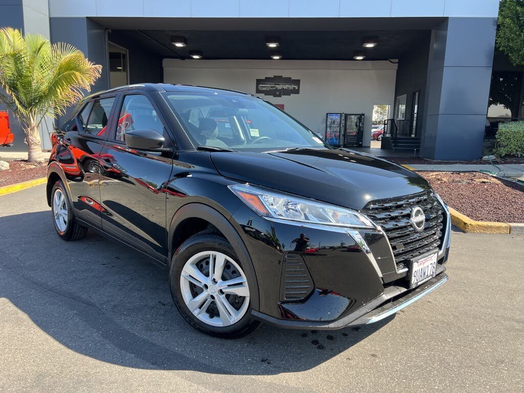 2025 Nissan Kicks Play S FWD