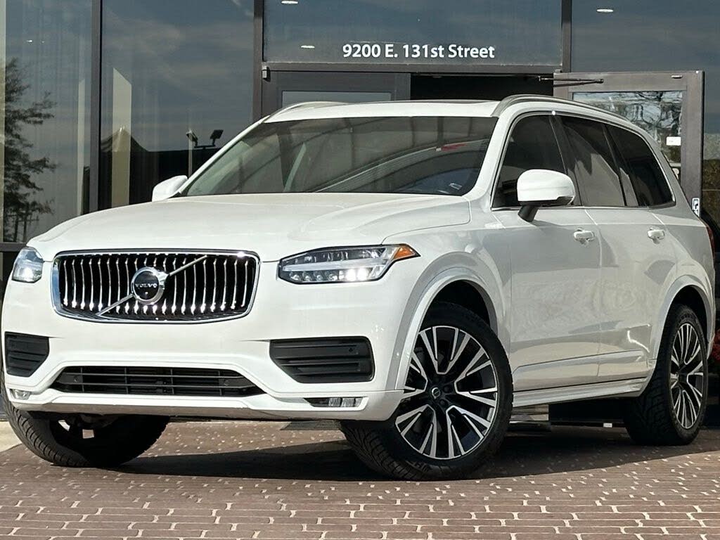 2022 Volvo XC90 T6 Momentum 7-Passenger AWD