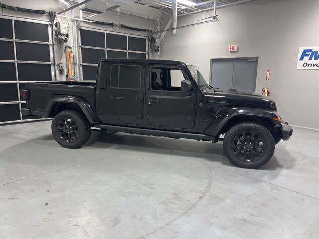 2025 Jeep Gladiator NightHawk Crew Cab 4WD