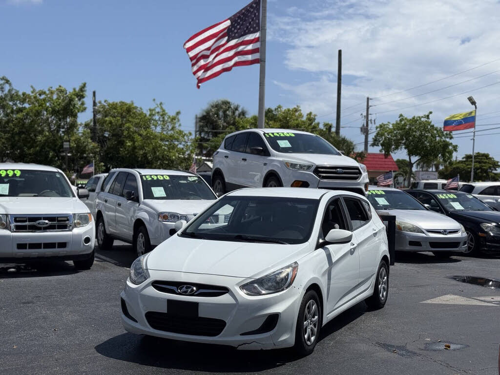 2012 Hyundai Accent GS 4-Door Hatchback FWD