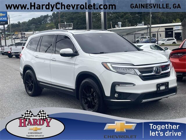 2021 Honda Pilot Touring FWD with Rear Captains Chairs