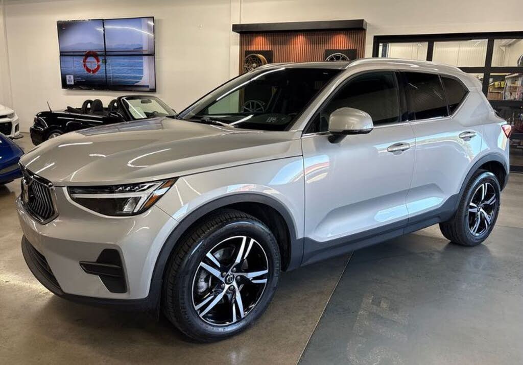 2025 Volvo XC40 B5 Core Bright Theme AWD