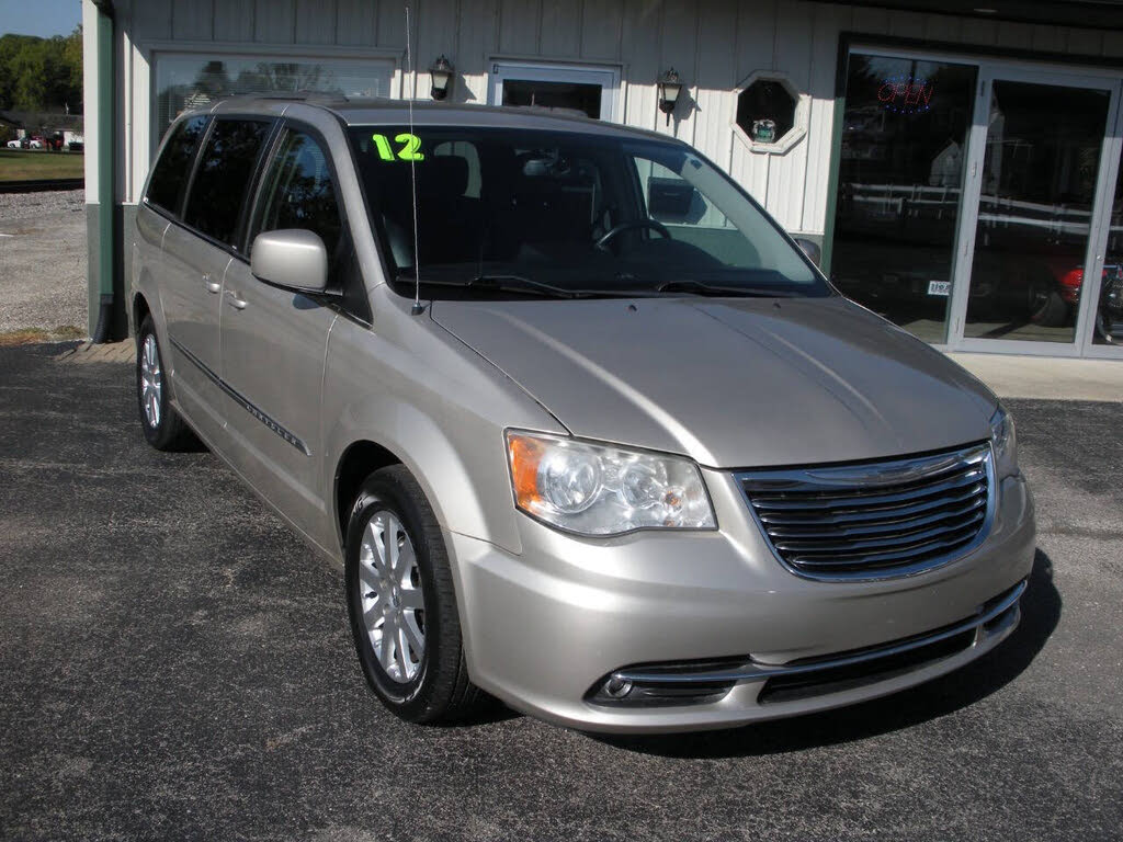 2013 Chrysler Town & Country Touring FWD