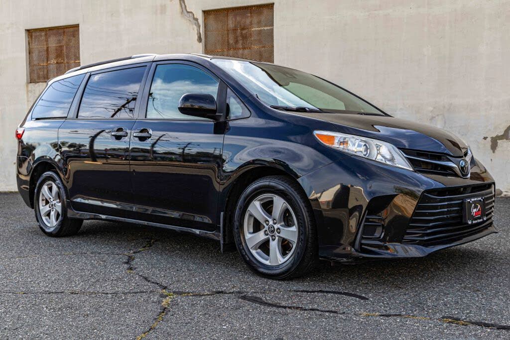 2020 Toyota Sienna LE 7-Passenger FWD with Auto-Access Seat