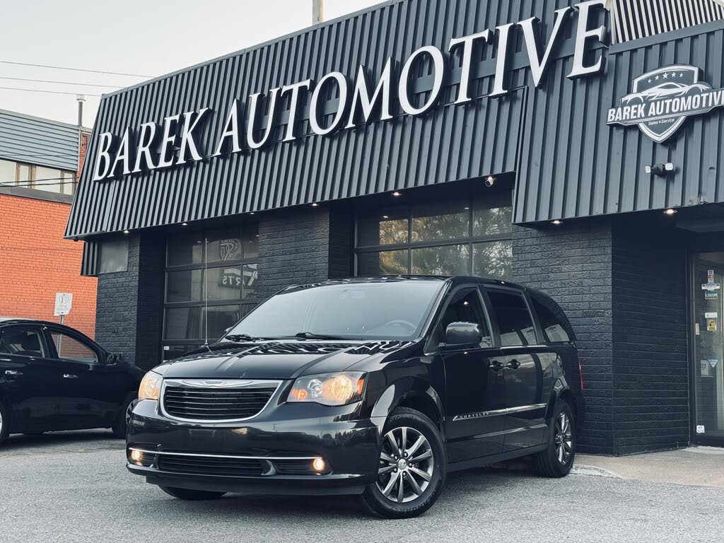 2015 Chrysler Town & Country S FWD