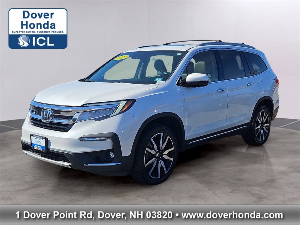 2022 Honda Pilot Touring AWD with Rear Captain's Chairs