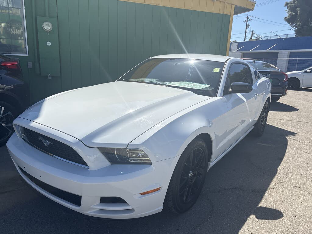 2014 Ford Mustang V6 Coupe RWD