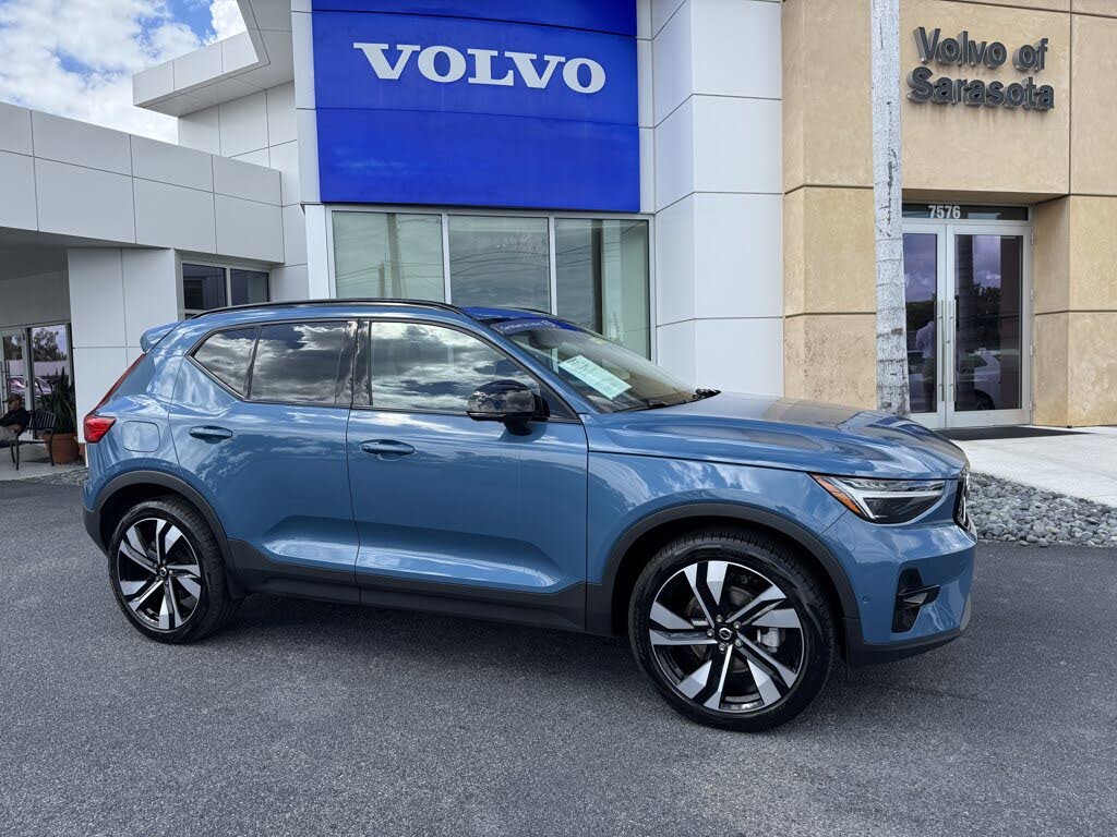 2024 Volvo XC40 B5 Plus Dark Theme AWD