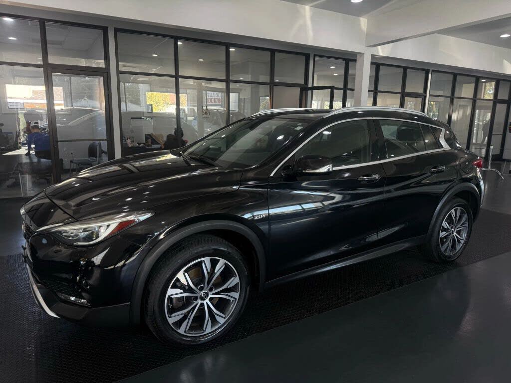 2017 INFINITI QX30 Premium AWD