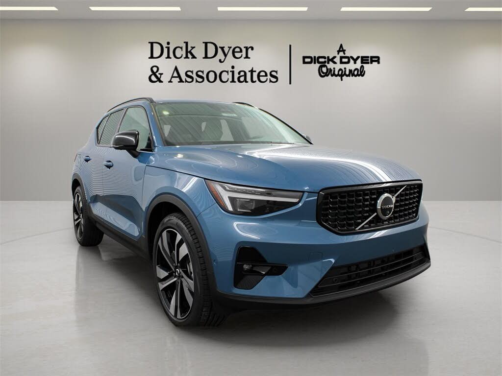 2025 Volvo XC40 B5 Ultra Dark Theme AWD